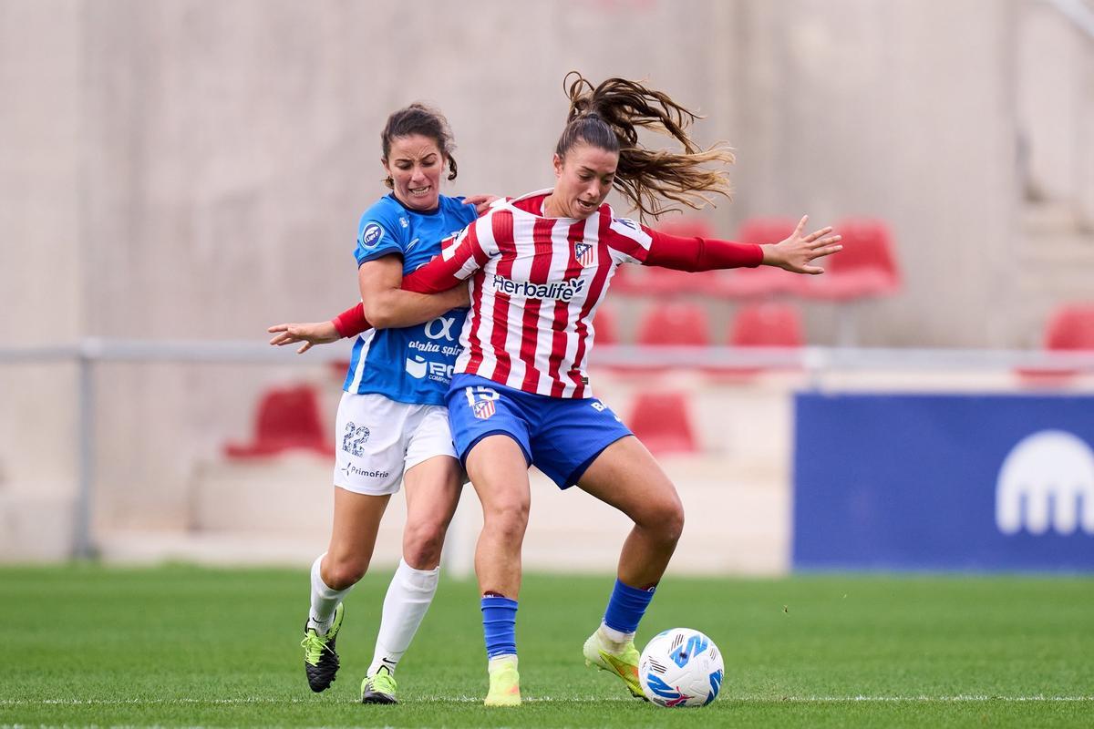 La murciana Silvia Lloris protege el balón frente a Mariana, del Alhama