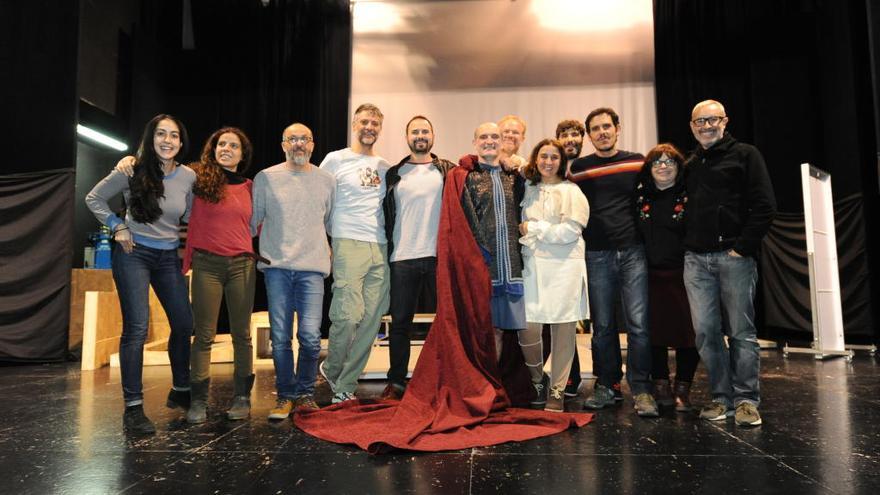 José Bote (tercero por la derecha) junto a Martínez Arasa (con capa roja, en el centro) y el resto del equipo.