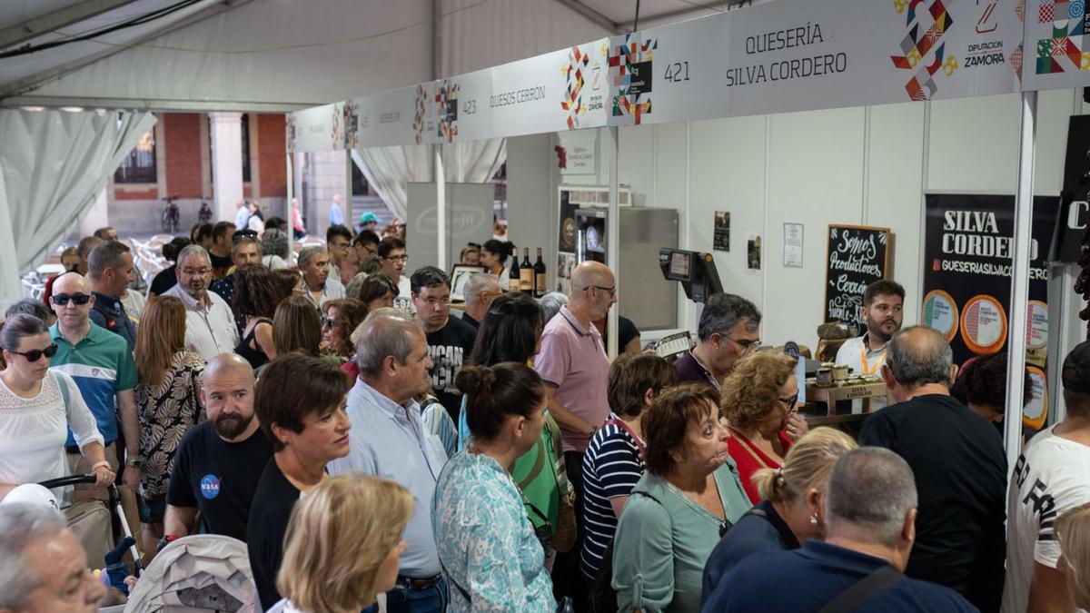 Visitantes en la Feria del queso de Fromago. | Emilio Fraile