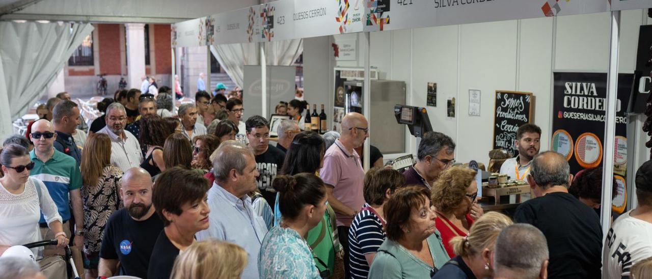 Visitantes en la Feria del queso de Fromago. | Emilio Fraile