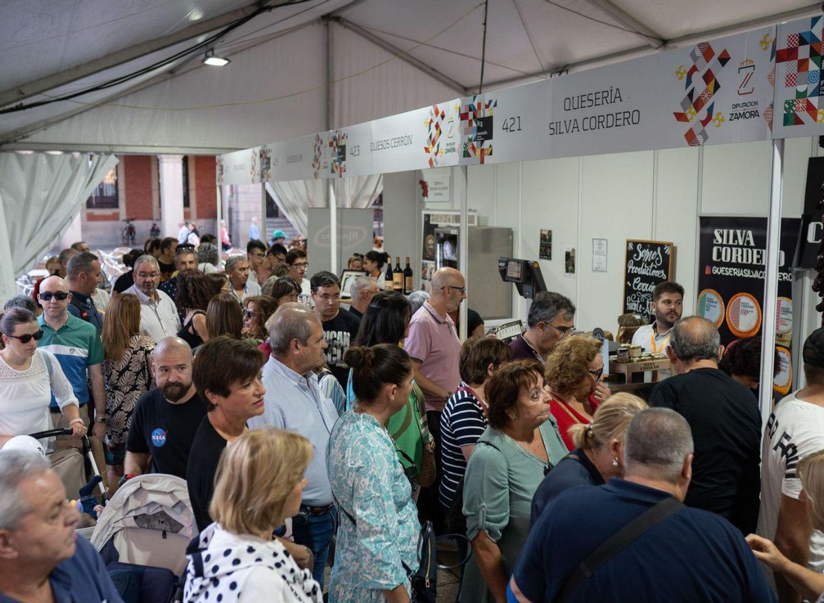 Visitantes en la Feria del queso de Fromago. | Emilio Fraile