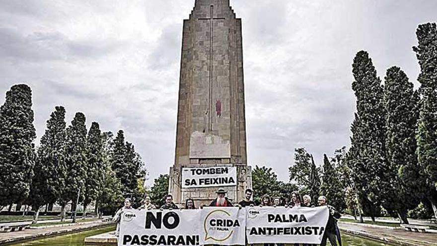 Crida colgÃ³ una pancarta en el monolito.