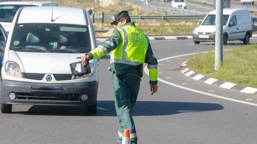 Multado con 200 euros un conductor que viajaba solo con su coche de vacaciones y no entendió la nueva señal de tráfico: la Guardia Civil extrema la vigilancia en el interior