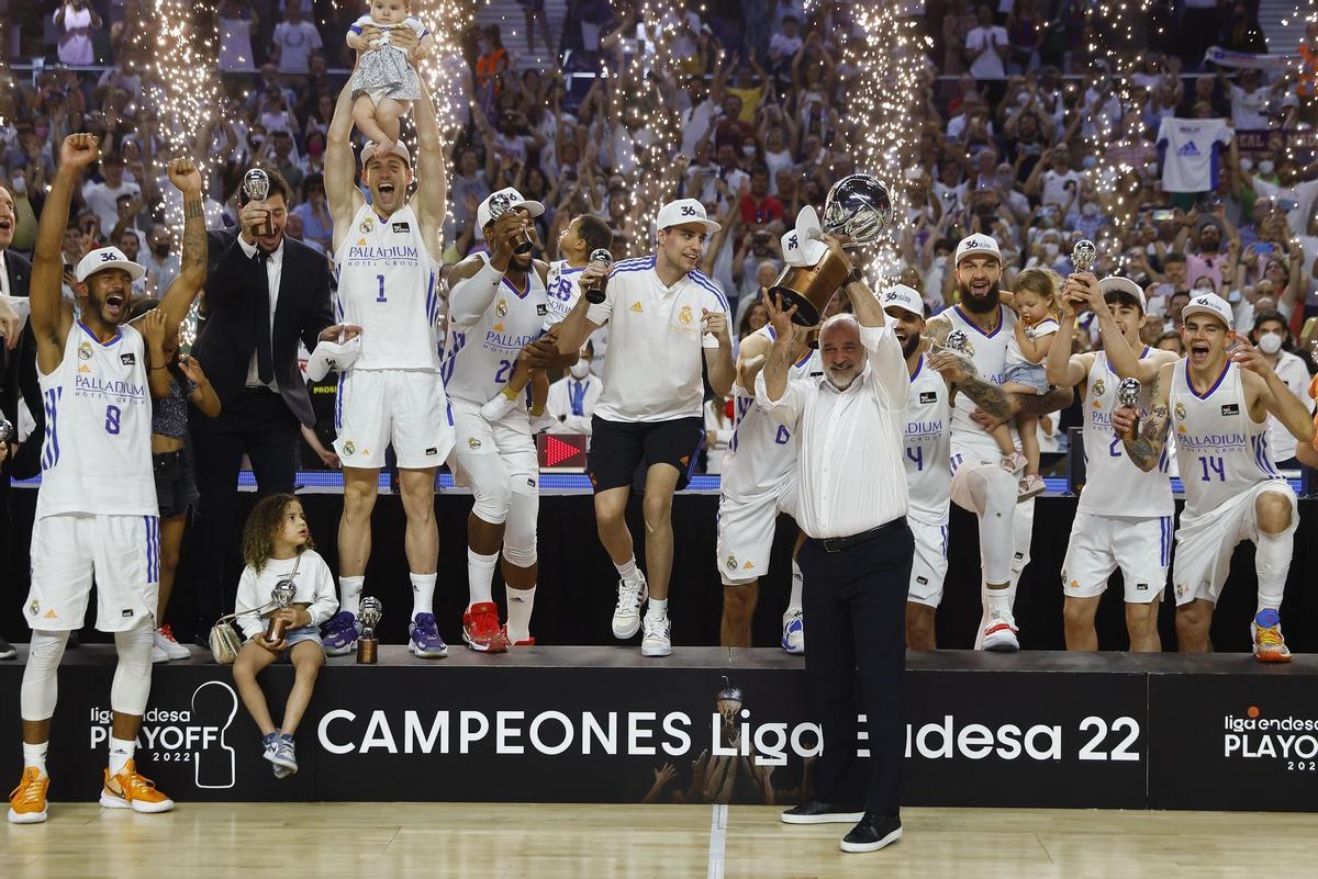 MADRID, 19/06/2022.- El técnico del Real Madrid, Pablo Laso, celebra con sus jugadores la consecución del título de la Liga Endesa tras vencer al Barça en el cuarto encuentro que han disputado hoy domingo en el WiZink Center de Madrid. EFE/Sergio Pérez.