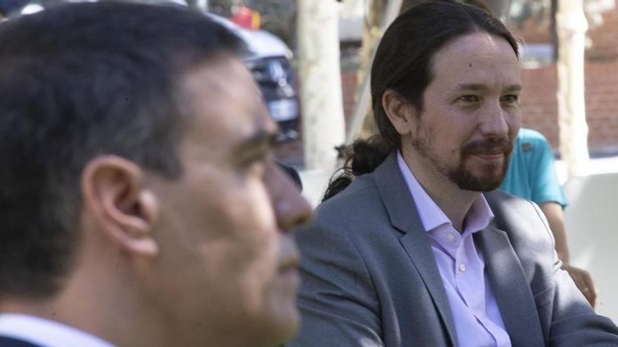 Pablo Iglesias y Pedro Sánchez, en los jardines del Palacio de la Moncloa