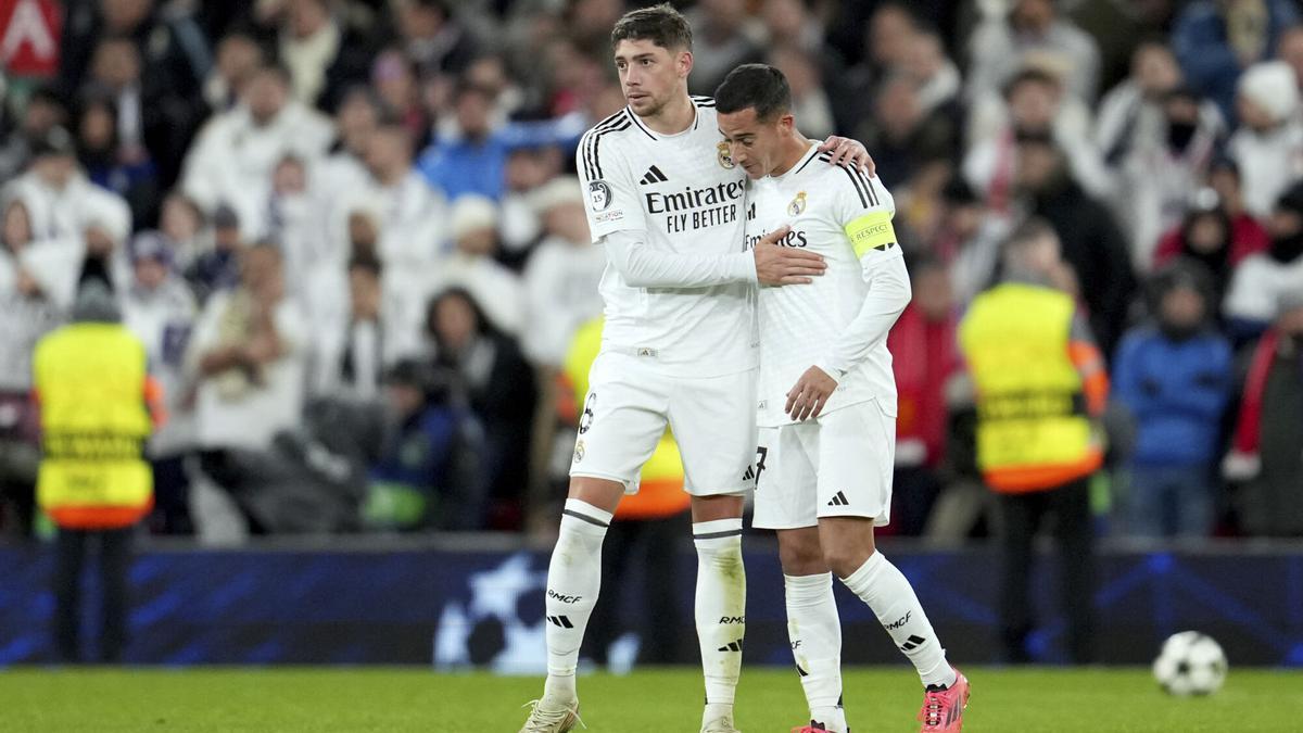 Federico Valverde y Lucas Vazquez, los dos laterales diestros del Real Madrid, en el partido de Champions ante el Liverpool
