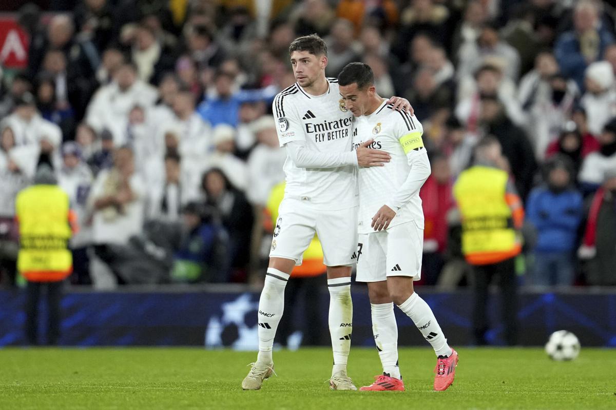 Federico Valverde y Lucas Vazquez, los dos laterales diestros del Real Madrid, en el partido de Champions ante el Liverpool