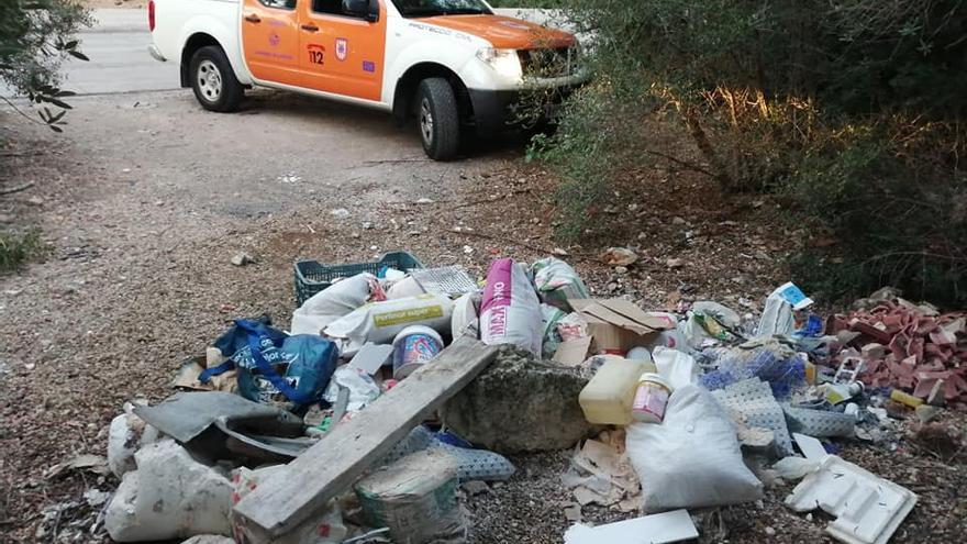 Residuos depositados en una zona rústica de Llucmajor