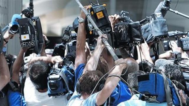 Numeros periodistas aguardan la salida del tesorero del PP, Luis Bárcenas, ante las puertas del Tribunal Supremo, ayer.