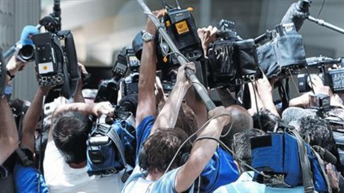 Numeros periodistas aguardan la salida del tesorero del PP, Luis Bárcenas, ante las puertas del Tribunal Supremo, ayer.