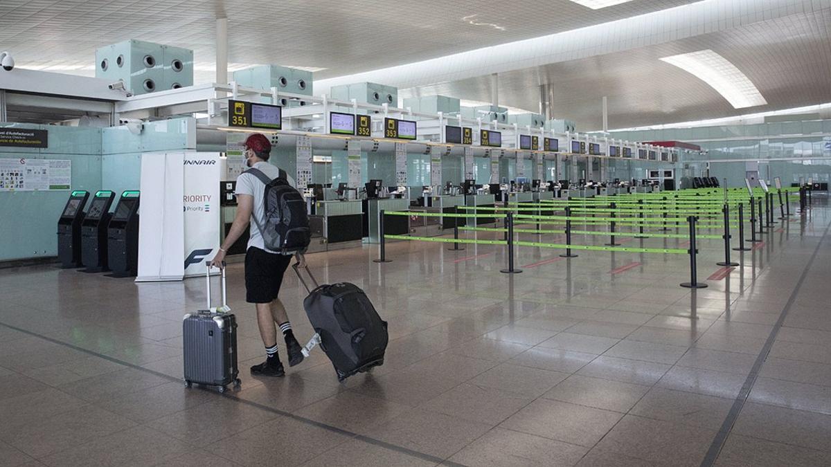 Escasa afluencia en el aeropuerto de Barcelona-El Prat, este lunes 27 de julio