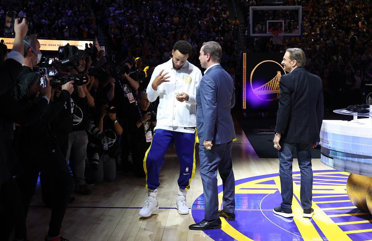 ¡Menuda fiesta! Así fue la ceremonia del anillo de campeón de la NBA a los Warriors