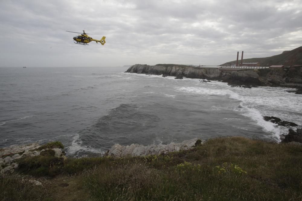 Buscan en Salinas y Arnao a una mujer que cayó al mar mientras pescaba de madrugada