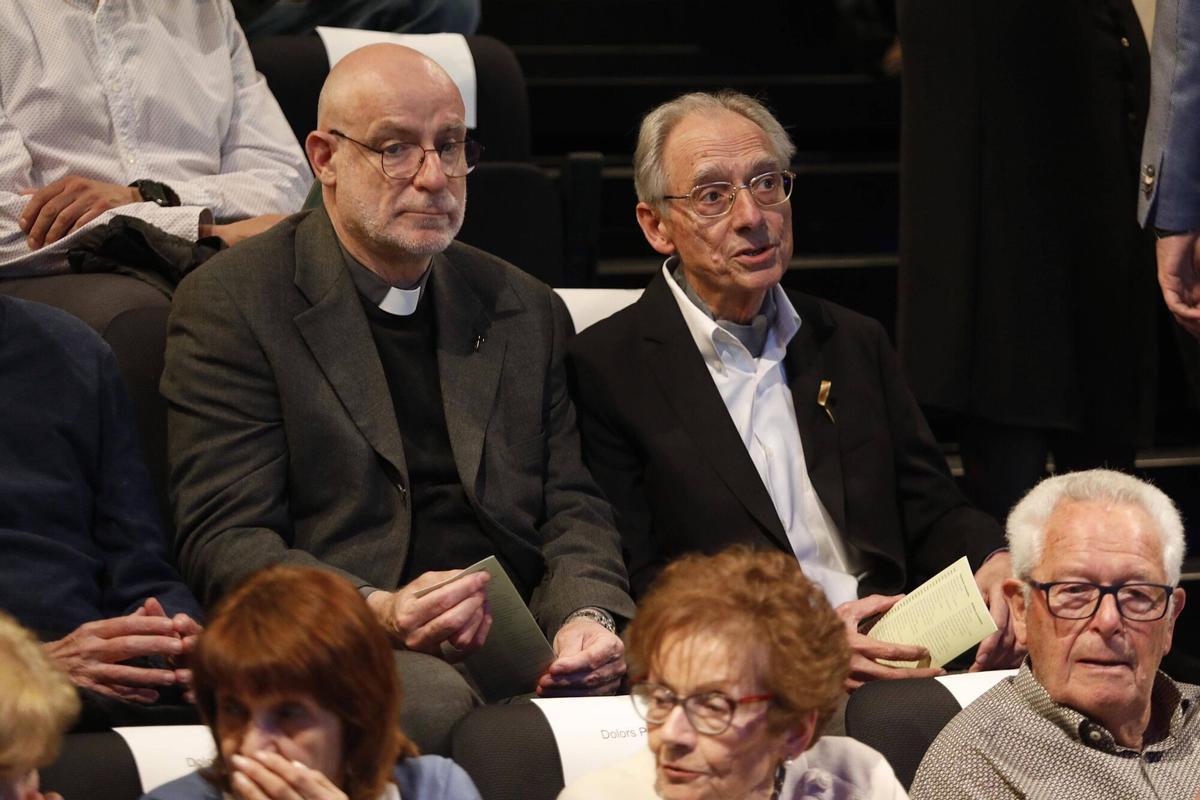 Salt. Teatre. Entrega del Premi Tres de Març a Felix Mussoll (rector de la parroquia de Sant Cugat). Fra Octavi Vila (bisbe de girona).