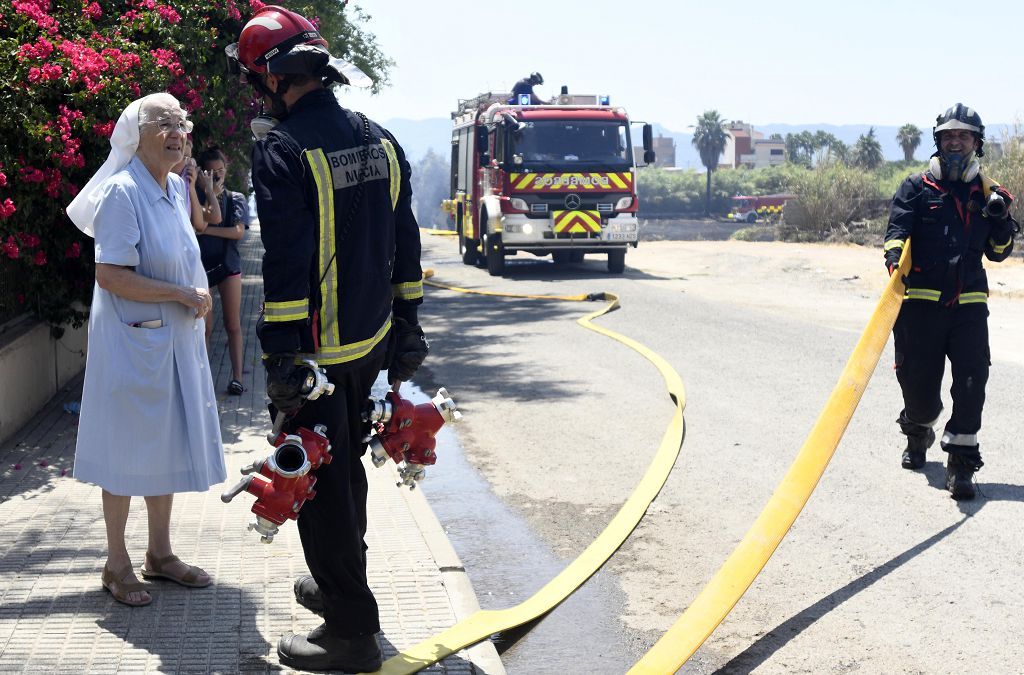 Las imágenes del incendio que ha obligado a desalojar un convento en Guadalupe