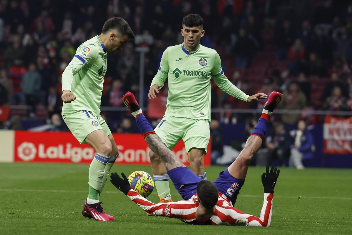 MADRID 04/02/2023.- El centrocampista argentino del Atlético de Madrid Rodrigo De Paul (d) disputa un balón con Mauro Arambarri (i), centrocampista uruguayo del Getafe, durante el partido entre el Atlético de Madrid y el Getafe CF correspondiente a la jornada 20 de LaLiga Santander, este sábado en el Estadio Cívitas Metropolitano de Madrid. EFE/ J.J.Guillén