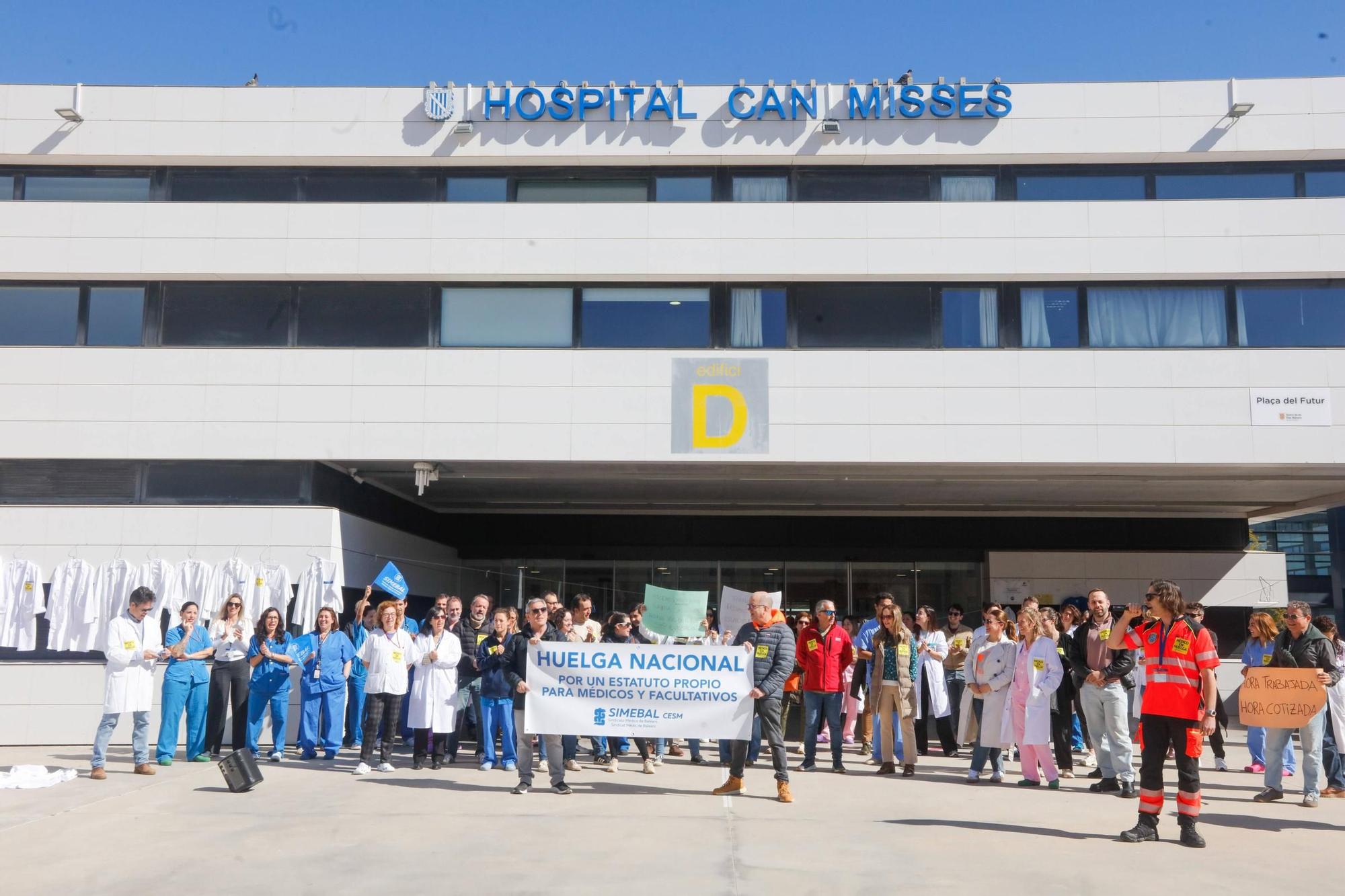 Protesta durante la huelga de médicos en el Hospital Can Misses.