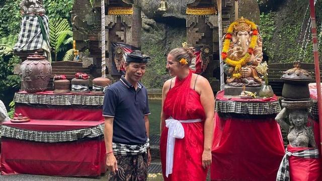 Clara a Bali amb un local | Arxiu Personal