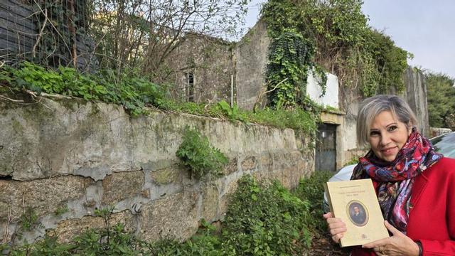 Maricruz Suárez-Riveiro con la biografía de Méndez
Núñez ante el abandonado pazo del Real.