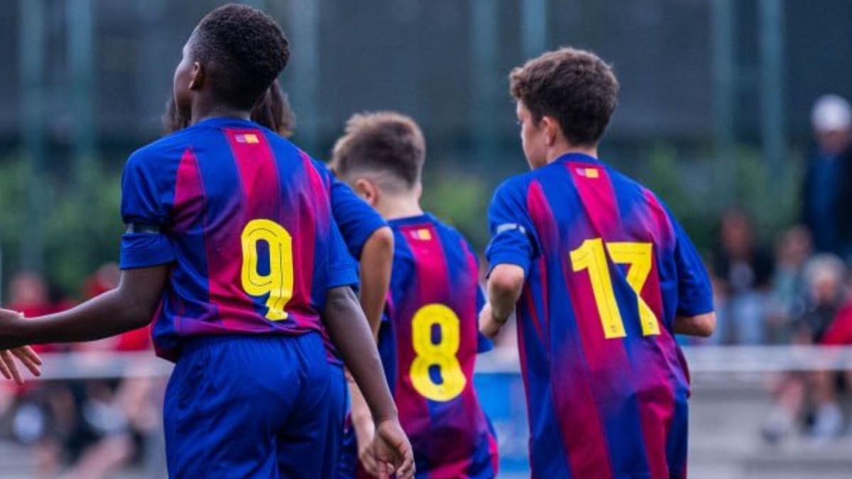 Hugo Galdeano celebra un gol con Destiny y Biel Ramos