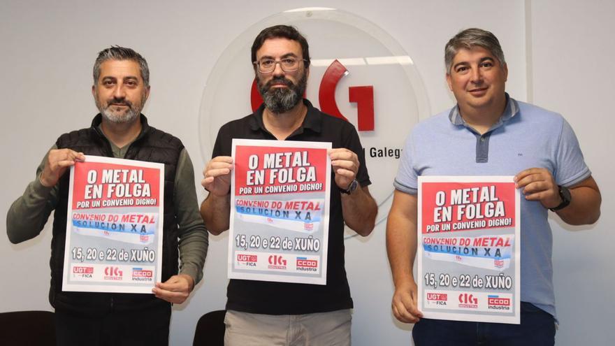 Celso Carnero (CC OO), Xulio Fernández (CIG) y Rubén Pérez (UGT), ayer. |   // CEDIDA