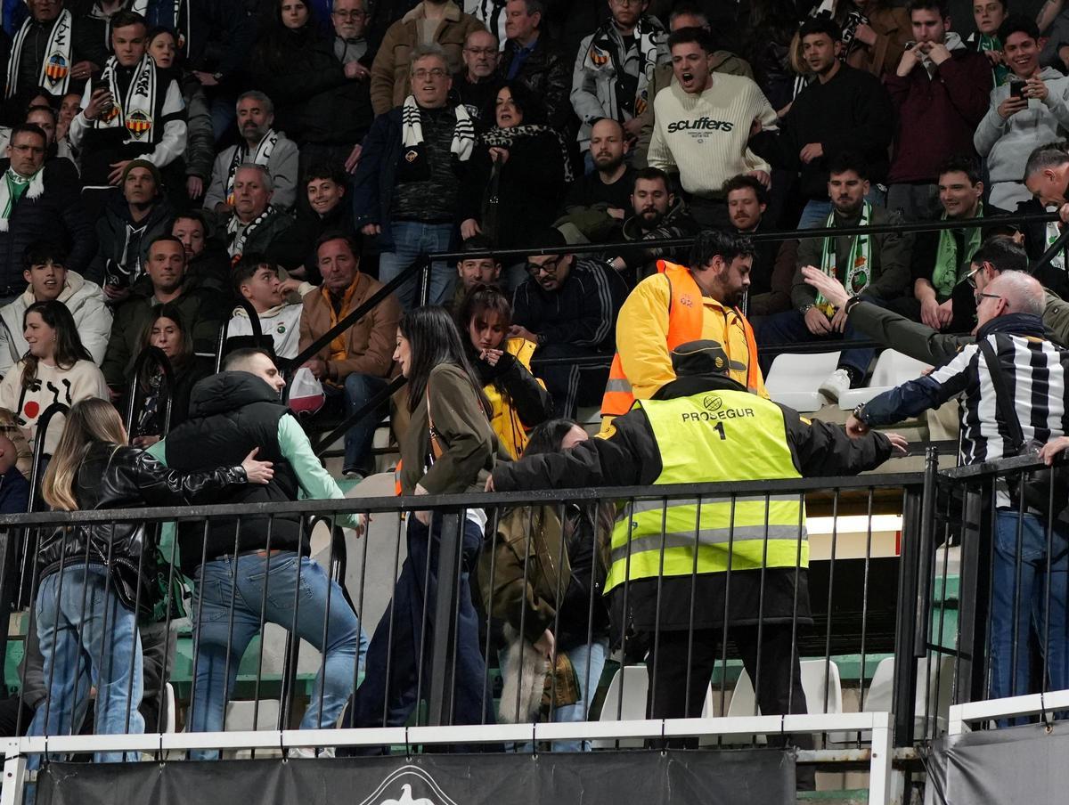 Galería | Nuevas imágenes del 'espectáculo' de los acompañantes del Racing en tribuna
