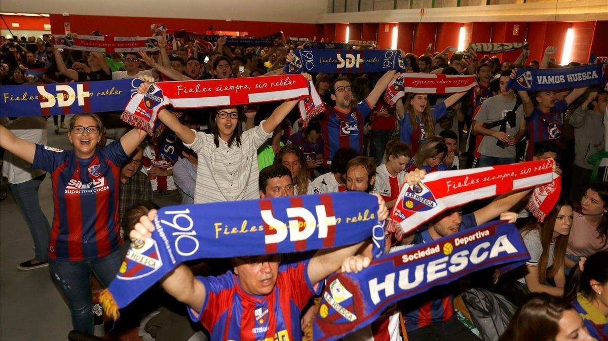 Aficionados del Huesca celebran el ascenso de su equipo a Primera.