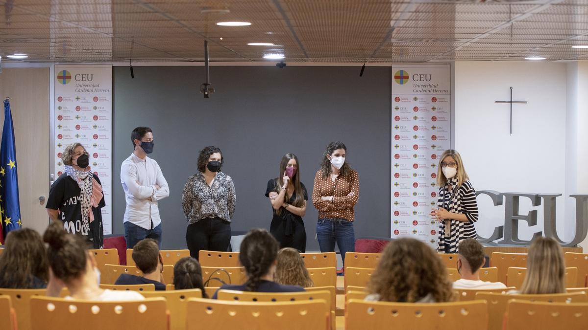 Los maestros formados en el CEU aconsejan a futuros maestros.