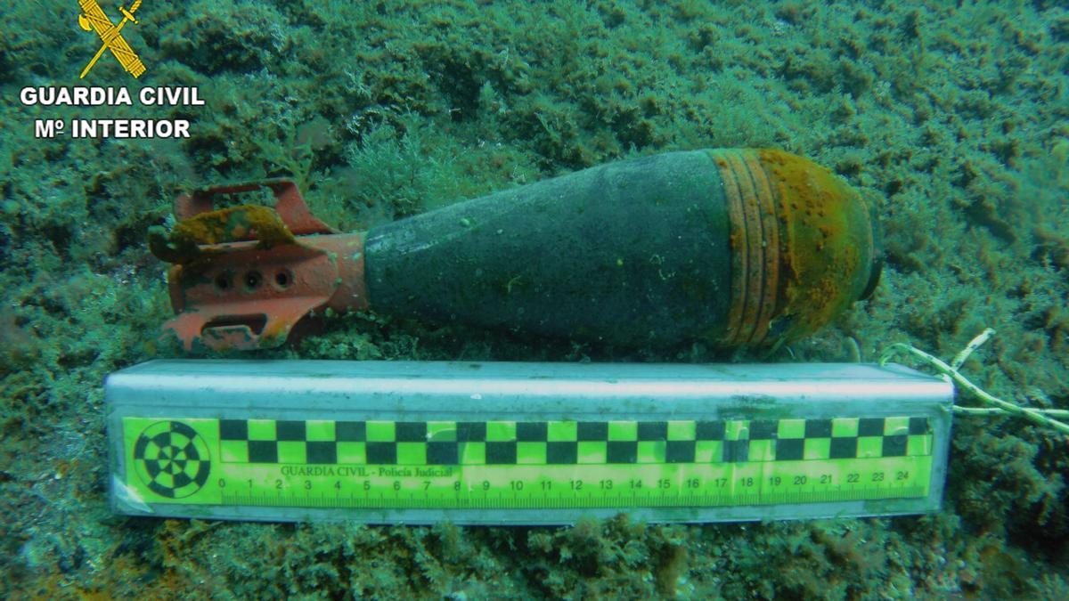 Contenedor explosivo sin carga que ha sido encontrado en Cala Caials, en Cadaqués