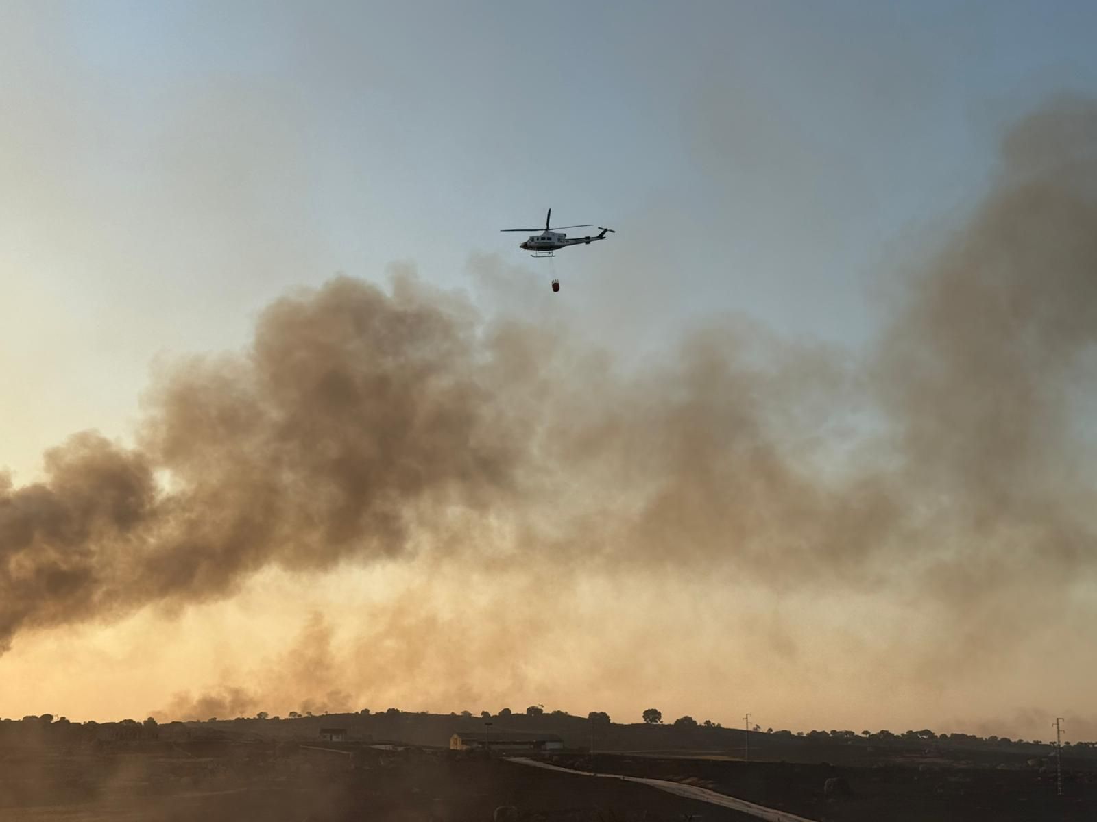 Fotogalería | Cortan la A-5 y desalojan a 18 personas de una gasolinera y tres fincas por el incendio de Trujillo.