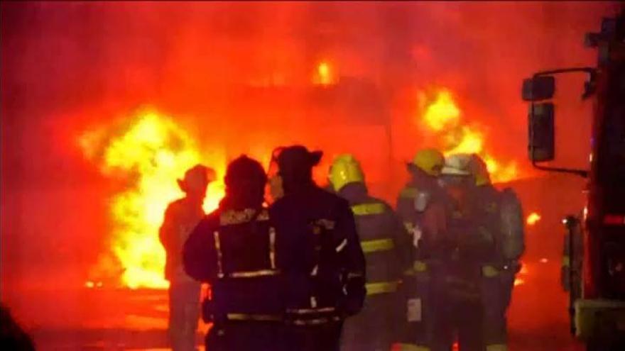 Encapuchados queman 18 camiones para el reparto de comida en Chile