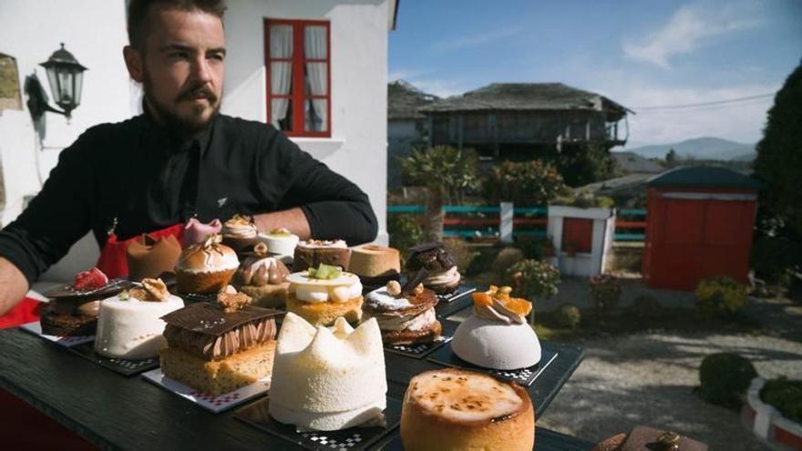 Locura por los dulces de una pastelería de un pequeño pueblo de Asturias: colas de hora y media, y música en directo y polvorones de regalo