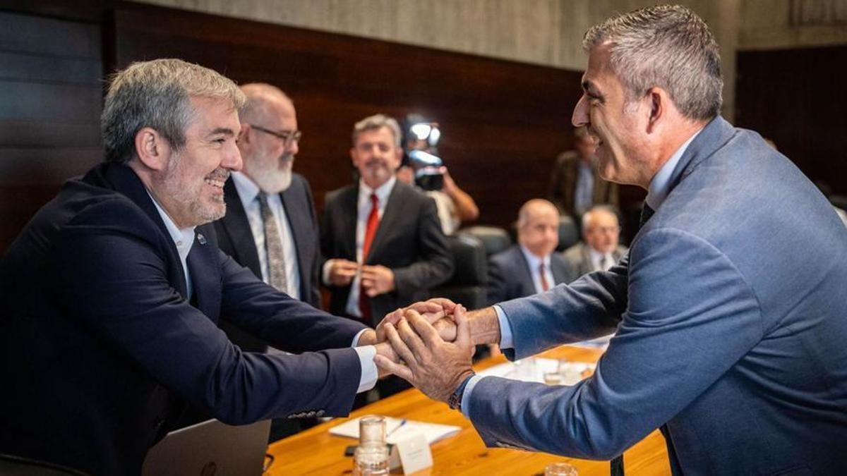 Foto de Archivo dl presidente de Canarias, Fernando Clavijo, y el vicepresidente, Manuel Domínguez, antes de la reunión del Consejo Asesor celebrada en junio de 2025.