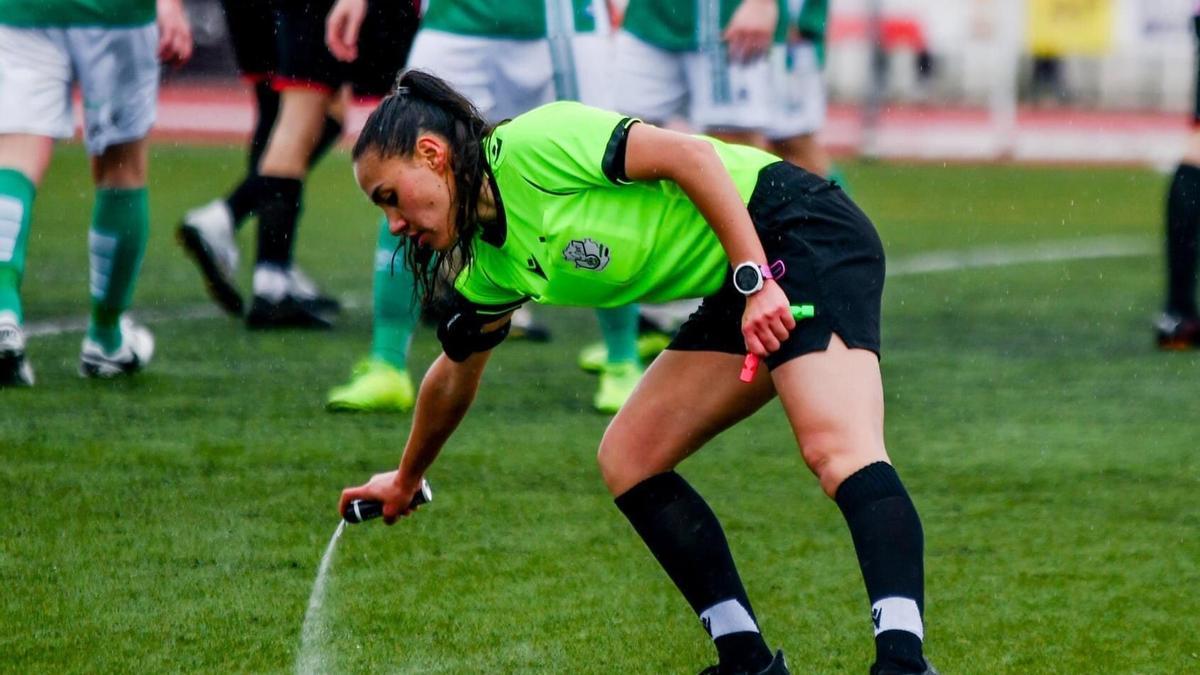 Melissa López señaliza dónde debe colocarse la barrera durante un partido.