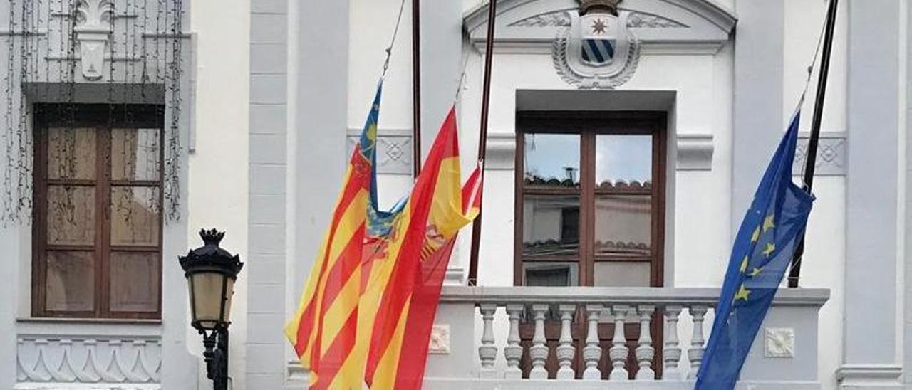 Imagen de las banderas bajas en el Ayuntamiento de Llucena por la muerte de los dos vecinos.