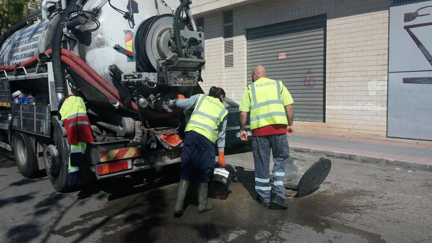 Albal limpia las alcantarillas y colectores para evitar problemas cuando llueve