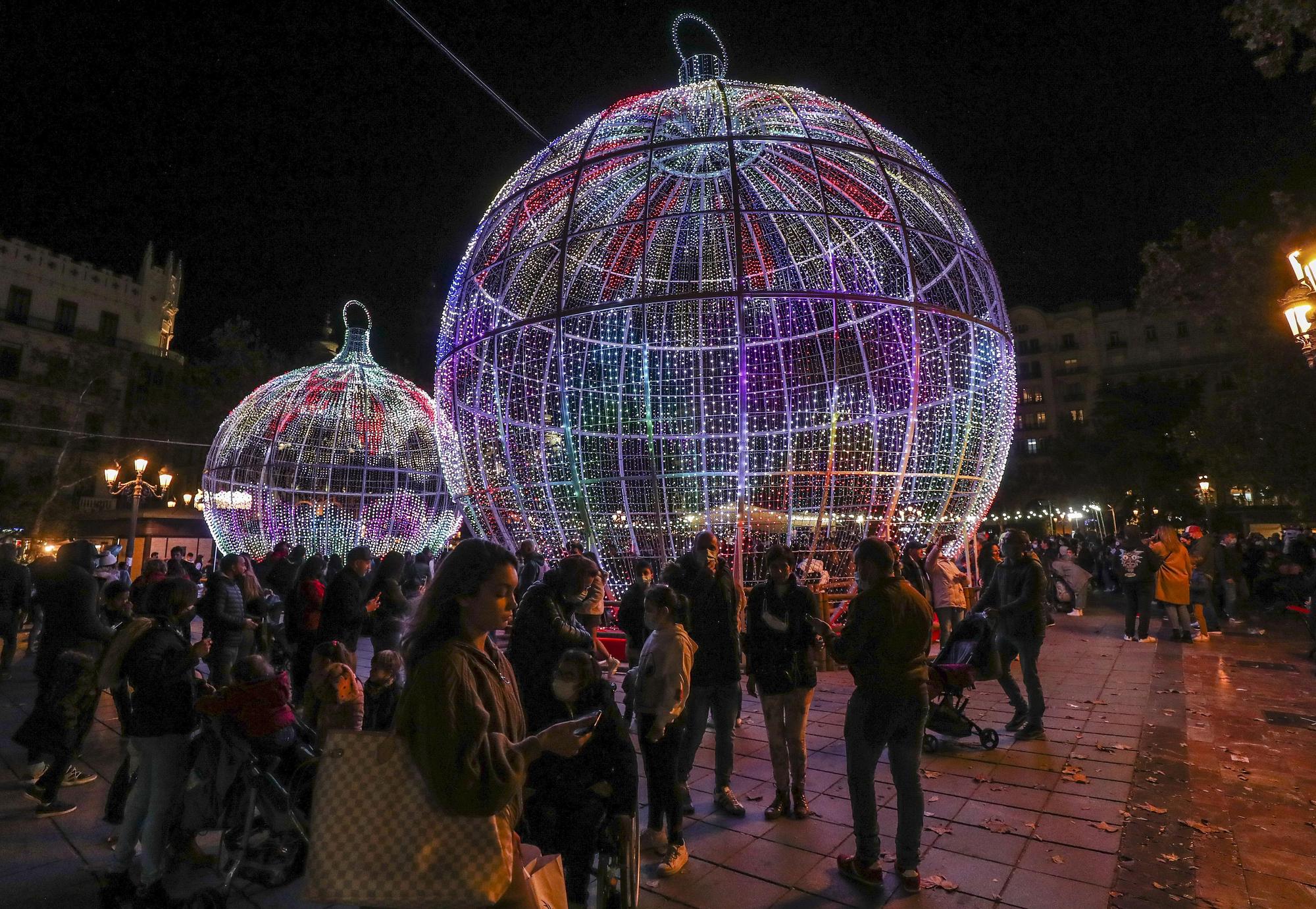 Pista de patinaje y luces de Navidad en la plaza del Ayuntamiento de València