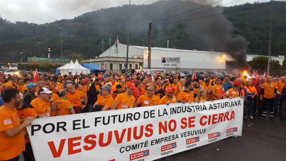 Los trabajadores de Vesuvius marchan a pie desde la fábrica de Riaño hasta la Junta.