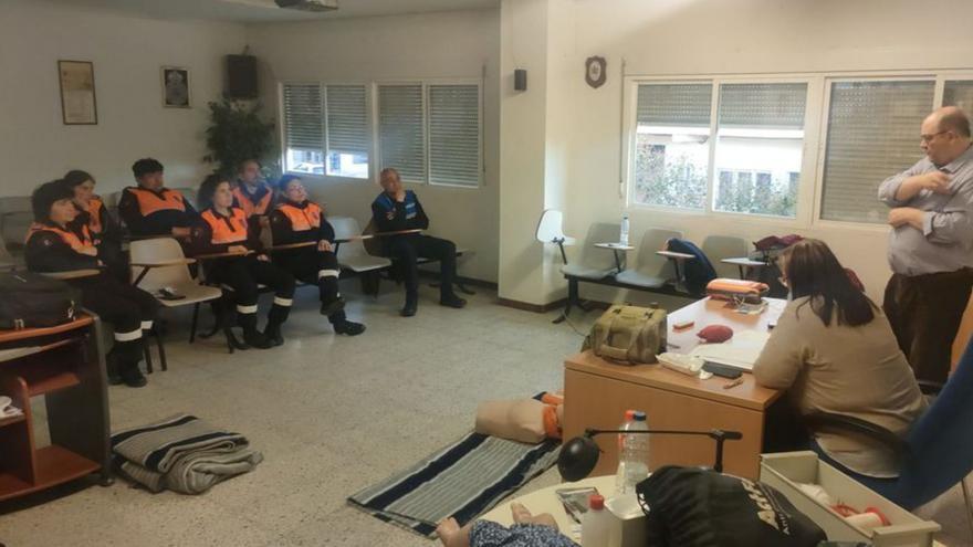 Voluntarios de la Agrupación de Protección Civil de Zamora aprenden a usar el desfibrilador