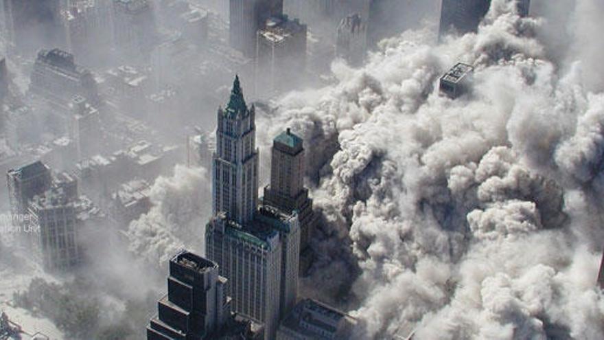 Vista aérea del derrumbe de las Torres Gemelas en 2001.