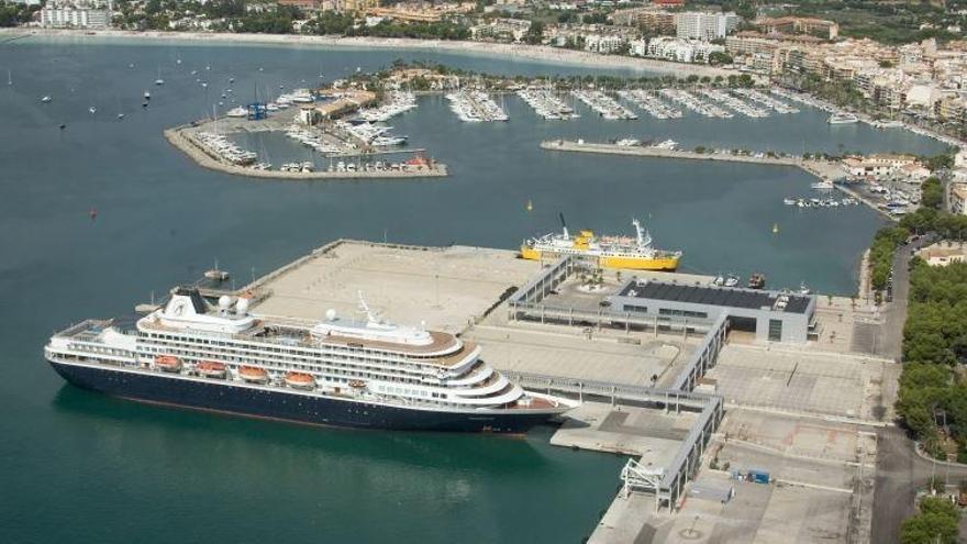 Imagen del muelle comercial del puerto de Alcúdia.