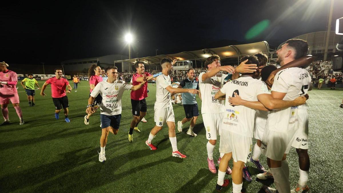 Los jugadores de la Peña Deportiva celebran el ascenso tras golear al Arenas de Armilla