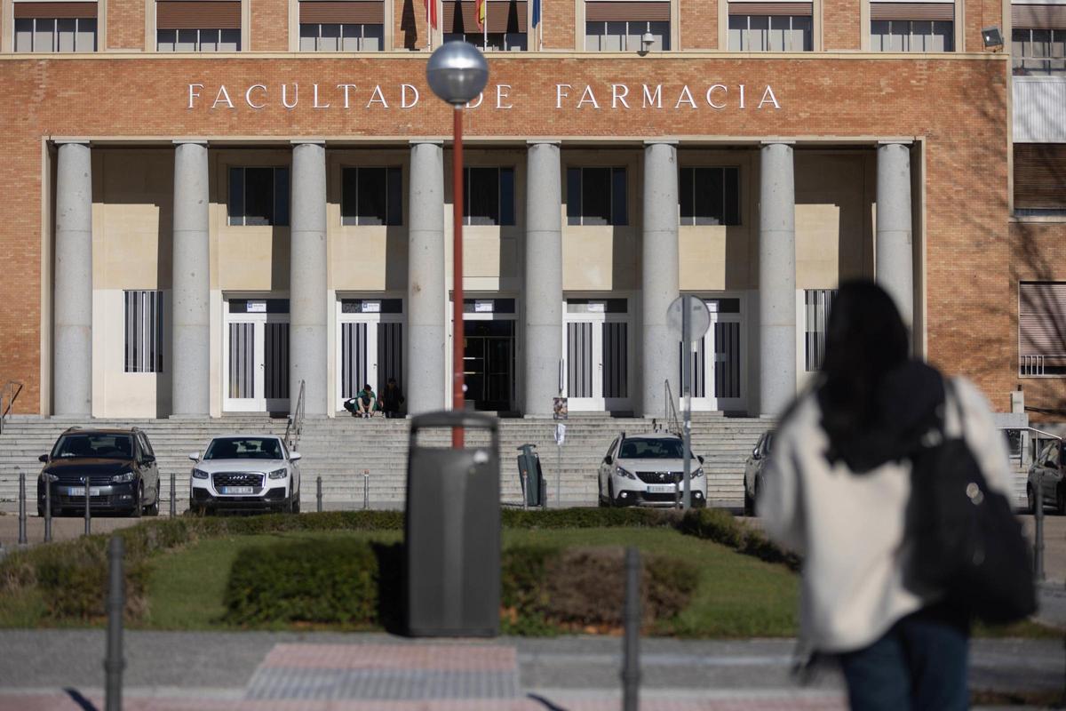 Archivo - Una persona camina junto a la Facultad de Farmacia, en la Universidad Complutense de Madrid, a 15 de diciembre de 2023, en Madrid (España). El 26% de las universidades considera que su nivel de transformación digital es "deficiente y con amplio