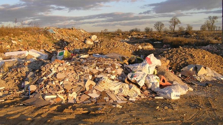 Vertedero incontrolado de &quot;Las Chanas&quot;, en el término de Fuentes de Ropel