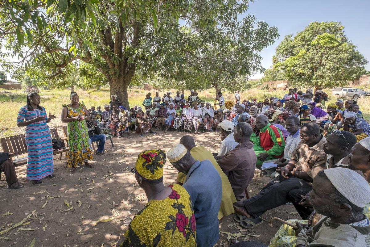 Personal de 'Target Malaria' durante uan reunión con la comunidad local de Bata.