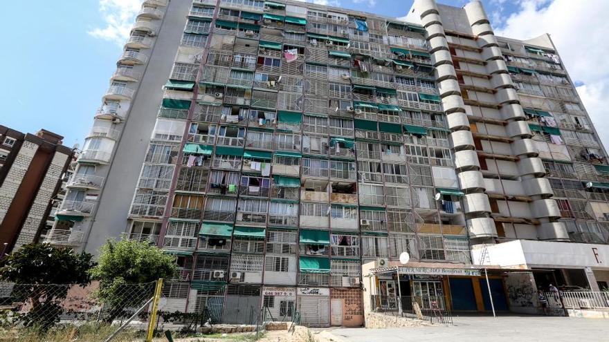 El bloque F del Playmon Fiesta, en Benidorm, que nació hace décadas dentro de un complejo de lujo.