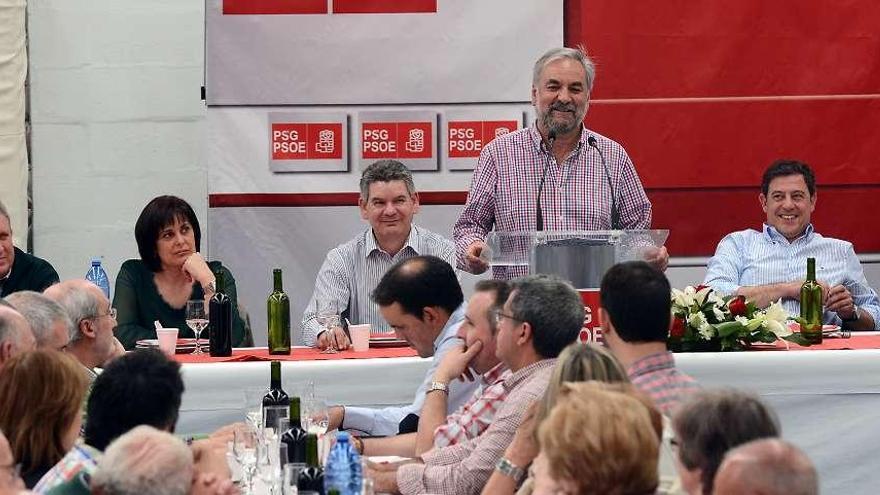 Manoel Loureiro en el momento de dirigirse a los asistentes.  // Rafa Vázquez