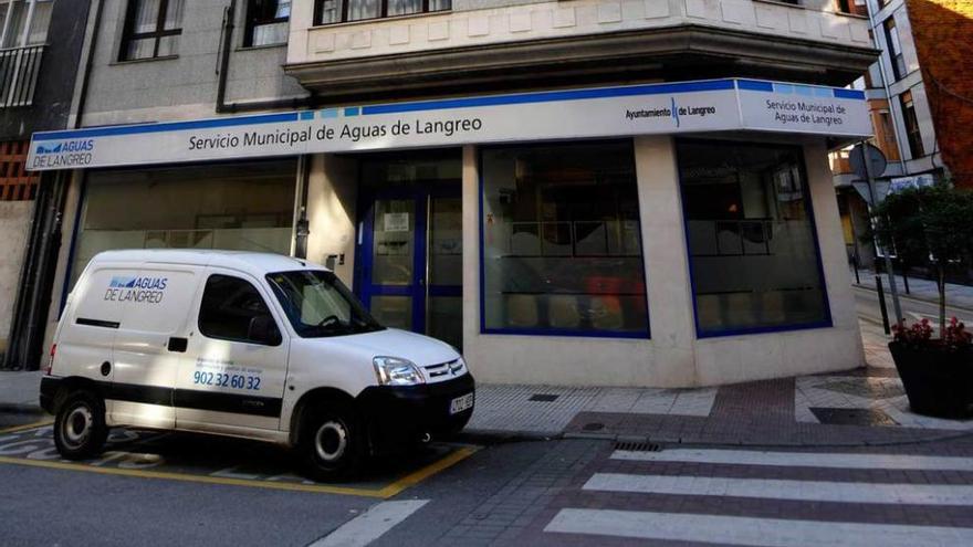 Oficinas de Aguas de Langreo, en la confluencia de las calles Alonso del Riesgo y Fernández Rebollos, en Sama.