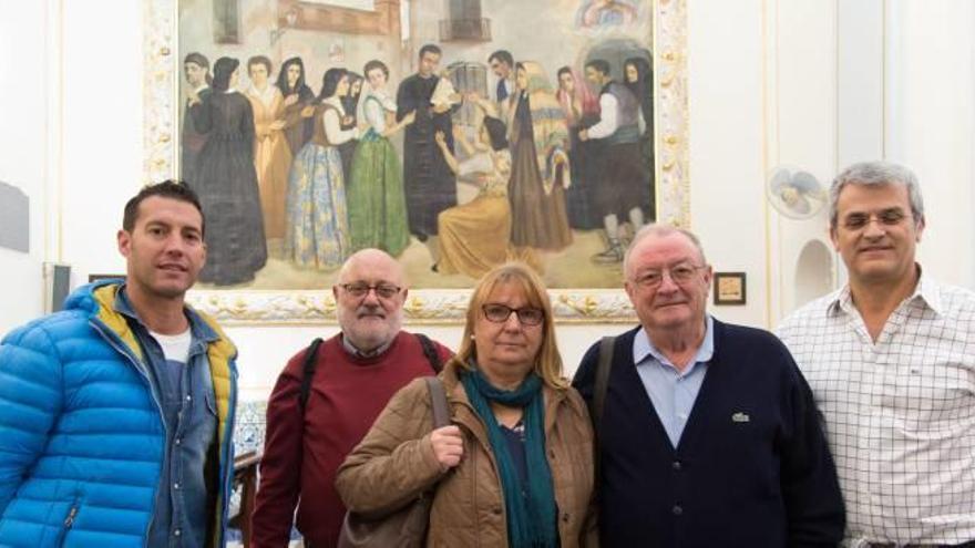 Alfonso Garcia visita las obras pictóricas de su padre en la Ermita