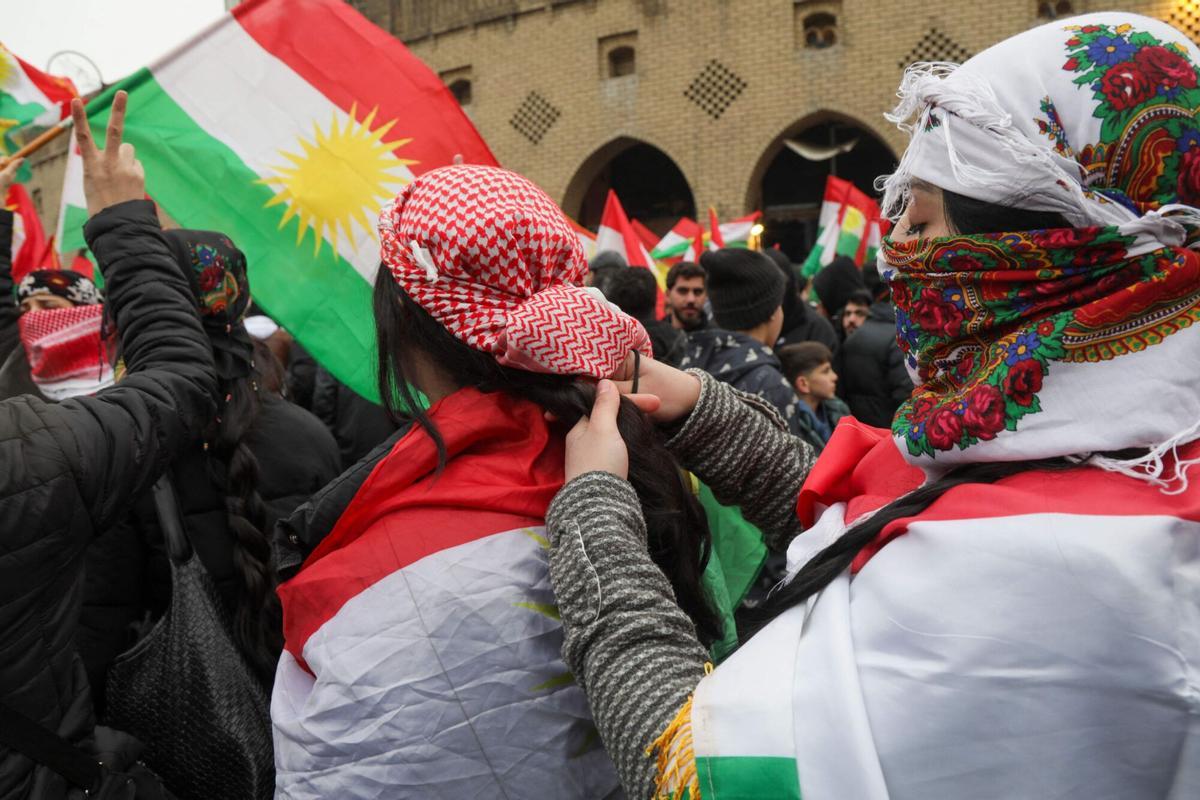Mujeres kurdas recogen su pelo en una trenza en una manifestación en Erbil